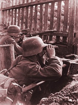 Soldaten der Deutschen Wehrmacht beobachten das Vorfeld ihrer Stellungen an der Ostfront. (Foto: Archiv TD)