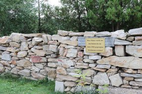 Diese Mauer bei der Obritzberger Kirche wurde nach dem Krieg aus den Steinen des gesprengten Kirchturmes errichtet. (Foto: RedTD/Gerold Keusch)