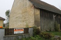 Die dem Wachtberg zugewandte Seite dieses Stadels in Karlstetten zeugt von den Gefechten der letzten Kriegstage. (Foto: RedTD/Gerold Keusch)