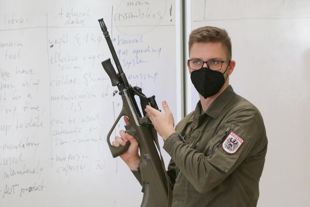 Ein Lehrgangsteilnehmer beschreibt die Waffe auf Englisch. (Foto: RedTD/Gerold Keusch)