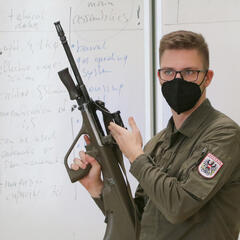 Ein Lehrgangsteilnehmer beschreibt die Waffe auf Englisch. (Foto: RedTD/Gerold Keusch)