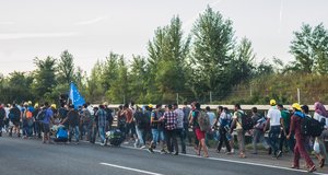 Flüchtlinge am Weg Richtung Österreich auf der ungarischen Autobahn M1 2015. (Foto: Joachim Seidler)