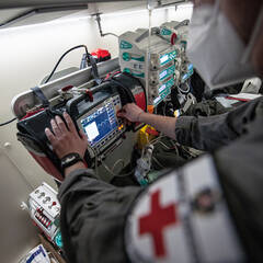 Ein Sanitätsoffizier am halbautomatischen Defibrillator ARGUS PRO LifeCare 2. (Foto: Bundesheer/Harald Minich)