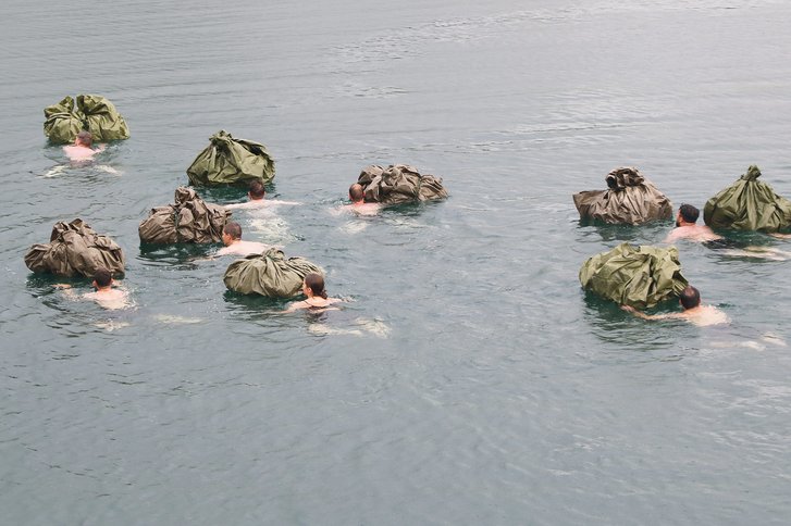 Die Berufsoffiziersanwärter durchschwimmen einen Teich. (Foto: RedTD/Christoph Fuchs)