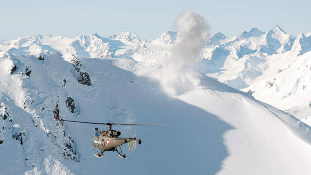 Das Bild zeigt einen Hubschrauber des Bundesheeres im Hochgebirge.