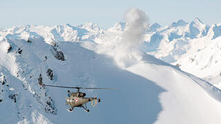 Das Bild zeigt einen Hubschrauber des Bundesheeres im Hochgebirge.