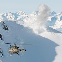 Das Bild zeigt einen Hubschrauber des Bundesheeres im Hochgebirge.