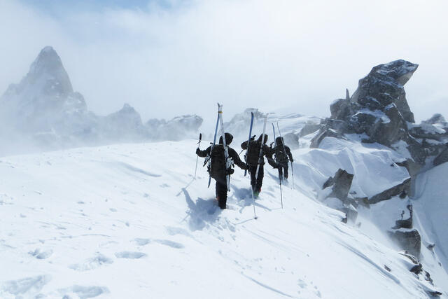 Soldaten marschieren entlang eines schneebedeckten Berggrates. (Foto: Bundesheer/HBF)