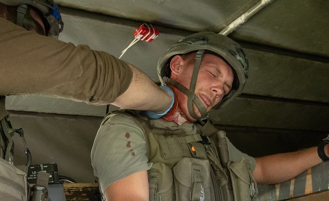 Der Sanitäter drückt eine spritzende Blutung mit Verbandsstoff ab. (Foto: Bundesheer/Daniel Trippolt)