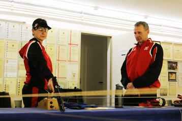 Volle Konzentration unter Beobachtung ihres Trainers und Vaters, Franz Steiner. (Foto: TDRed/Gerold Keusch)