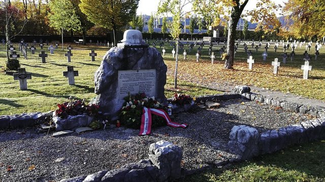 Ehrengrab für die Opfer des Unfalles bei Pinggau am Zentralfriedhof in Graz. (Foto: Österreichisches Schwarzes Kreuz)