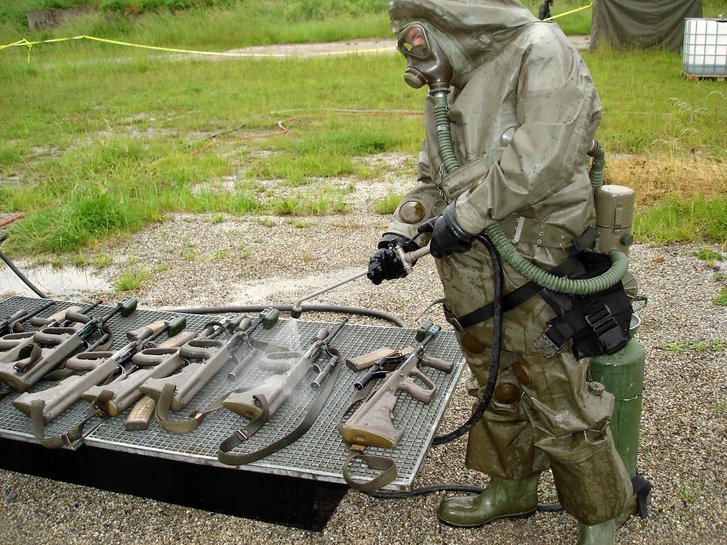 Waffen-Dekontamination von Sturmgewehren 77. (Foto: Bundesheer/Pickl)