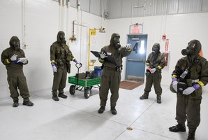 Der Kommandant verteilt Aufträge während eines Szenarios in der Indoor Training Area. (Foto: Walter Mitter)