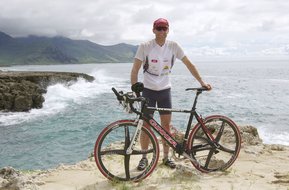 ... mit dem Triathlonrad vor den Meeresklippen der Vulkaninsel ... (Foto: Werner Planer)