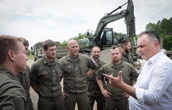 Verteidigungsminister Doskozil im Gespräch mit den österreichischen Pionieren in Ungarn. (Foto: Bundesheer/Pusch)