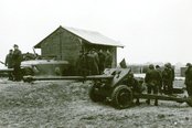 Eine Panzerabwehrkanone 52 (vorne) und ein "Centurion"-Turm bei der Kleinkaliber-Schießanlage in der Ostarrichi-Kaserne. (Foto: Bundesheer/Archiv Jägerbataillon 12)