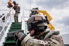 Soldaten rücken geschlossen an Bord des Schiffes vor ... (Foto: Bundeswehr/David Hecker)