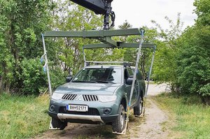 Heben eines Kraftfahrzeuges mit der Lasttraverse. (Foto: Bundesheer/Karl Vukics)