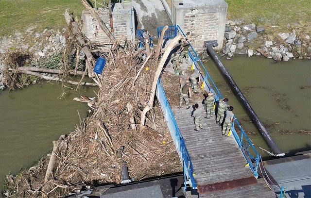 In Weissenkirchen und in Spitz an der Donau verklausten die Schiffsanleger der Donauschifffahrt. (Foto: Bundesheer/Felix Höbarth)