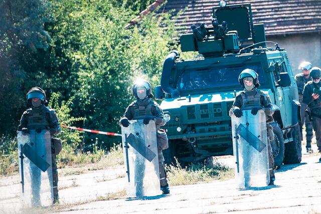 Übung der Theresianischen Militärakademie mit PsyOps-Elementen und dem IVECO „Husar“ PsyOps. (Foto: Bundesheer/Daniel Trippolt)