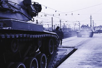 Abladen der M60 des Panzerbataillons 10 (Kampfgruppe 10) am Bahnhof Amstetten. (Foto: Bundesheer/HBF)