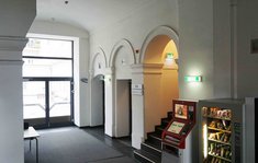 Der Eingangsbereich lässt die klassische Architektur des 19. Jahrhunderts anhand der Bögen klar erkennen, obwohl die moderne Bauweise des 21. Jahrhunderts nun in diesem Gebäude mitintegriert wurde.(Bild: Archiv Rauchenbichler) 