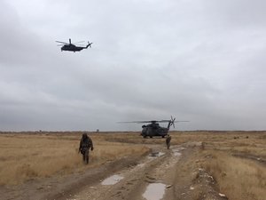 Während des Rettungsvorganges sichert der zweite Hubschrauber die Umgebung. (Foto: Bundeswehr/Fischer)