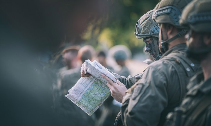 Ein Soldat beim Kartenstudium. (Foto: HBF/Daniel Trippolt)