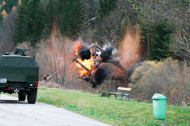 Eine besondere Herausforderung sind zivile Sprengobjekte wie hier ein Holzsteg in Rohr im Gebirge. Mit dieser Assistenz- bzw. Unterstützungsleistung sammeln Sprengbefugte praktische Erfahrungen. (Foto: Thomas Sandrucek)