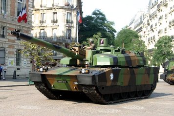 Der französische Kampfpanzer "Leclerc" bei einer Parade in der Hauptstadt Paris. (Foto: Rama; CC BY-SA 2.0)