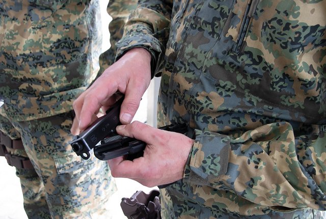 Auseinandernehmen und Zusammensetzen der Pistole 80. (Foto: Bundesheer/Gerold Keusch)