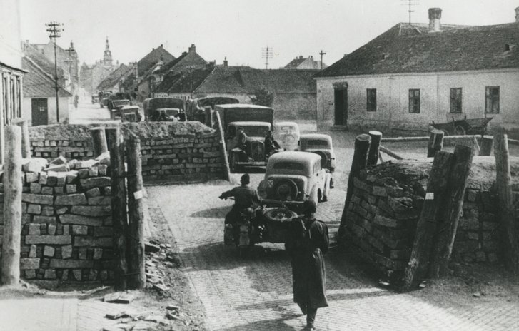Deutsche Truppen bei einer Straßensperre im Frühjahr 1945. (Foto: HGM)