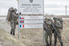 Soldaten mit guter Laune während eines Marsches an der Grenze des TÜPl. (Foto: Bundesheer/Robert Gießauf)