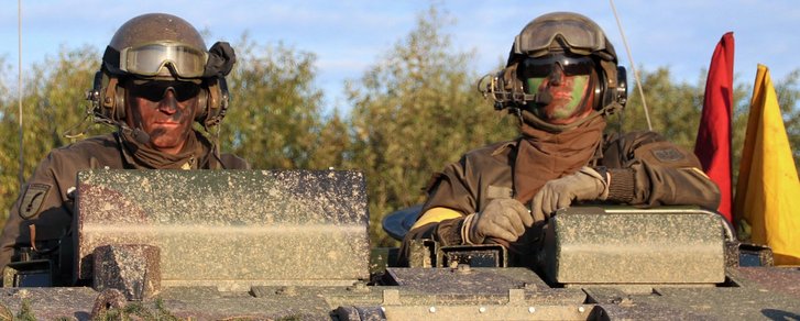 Der Brigadekommandant führt den Angriff im Schwergewicht auf seinem Panzer an, ... (Foto: Bundesheer/Miran Mamsaleh)