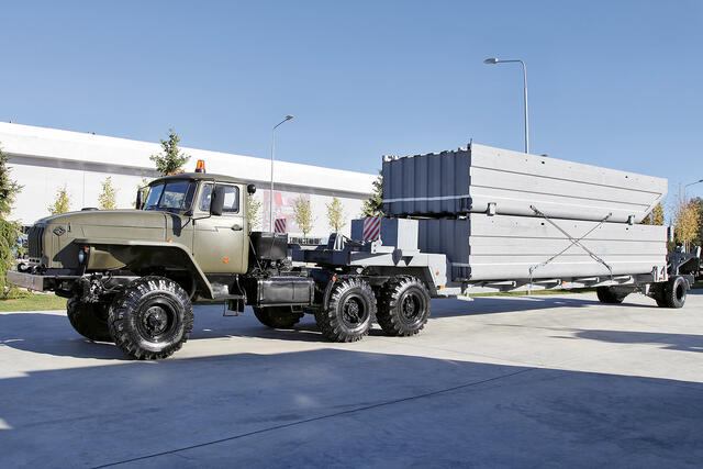 LKW mit Aufleger für ein Element einer Ponton-Eisenbahnbrücke. (Foto: Vitaly V. Kuzmin; CC BY-SA 4.0)