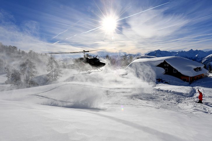 Eine Agusta Bell 212 führt einen Versorgungsflug am Stoderzinken durch. (Foto: ÖBH/Zinner)