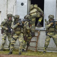 Österreichische Infanteristen dringen in ein Haus ein. (Foto: Carl Schulze)