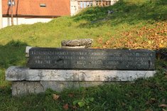 Spuren des Bosnienkrieges an einem Gedenkstein für die Opfer der Shoa am jüdischen Friedhof.  (Foto: Truppendienst/Gerold Keusch)