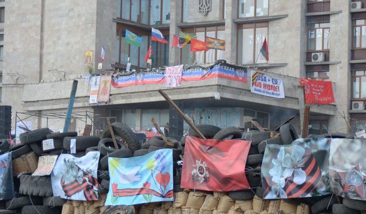 Ein von Separatisten besetztes Gebäude ist mit Bannern und Plakaten gegen den westlichen Einfluss behängt. (Foto: Andrew Butko, CC BY-SA 3.0)