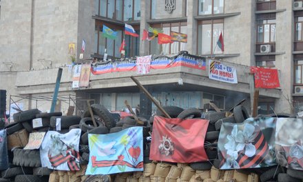 Ein von Separatisten besetztes Gebäude ist mit Bannern und Plakaten gegen den westlichen Einfluss behängt. (Foto: Andrew Butko, CC BY-SA 3.0)
