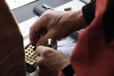 Vizeleutnant Karl Pavlis magaziniert auf. (Foto: Bundesheer/Gerold Keusch)