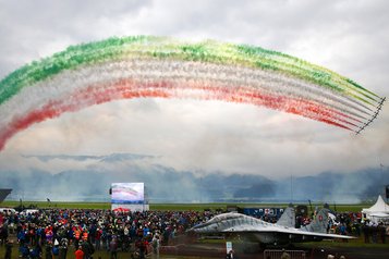 Die Frecce Tricolori führen ihre Nationalfarben mit der Rauchanlage vor. (Foto: Bundesheer/Wolfgang Grebien)