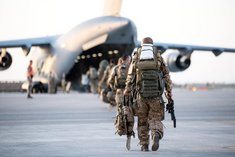 Die letzten Soldaten steigen in das Transportflugzeug C17 der US-Streitkräfte in Mazar-e Sharif. (Foto: Bundeswehr/ Torsten Kraatz)