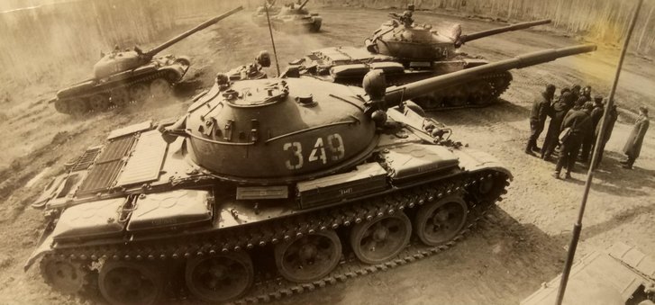 Kampfpanzer T-54/55 der Roten Armee im Bereitstellungsraum während einer Übung. (Foto: Archiv Truppendienst)