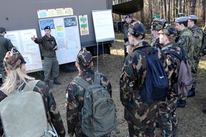 Befehlsausgabe eines Fähnrichs bei einer internationalen Übung an der Heereslogistikschule. (Foto: HBF)