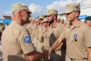 Soldaten des ÖBH während der Verleihung der EUFOR-Einsatzmedaille in Bosnien und Herzegowina. 