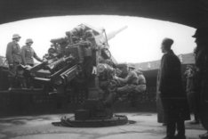 Eine 12,8-cm-Flak auf einem Flakturm. (Foto: Bundesarchiv, Bild 101I-656-6103-09/Morocutti/CC-BY-SA 3.0)