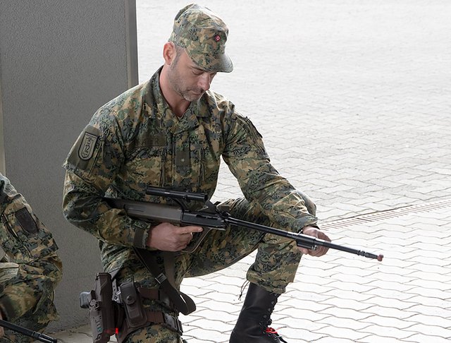 Auseinandernehmen und Zusammensetzen des Sturmgewehrs 77. (Foto: Bundesheer/Gerold Keusch)
