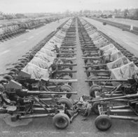 Verladung von Flugabwehrgeschützen für die Landung in der Normandie. (Foto: War Office official photographer Hardy Bert/gemeinfrei)