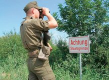 Streifen und Posten bei der Grenzraumüberwachung an der österreichischen Staatsgrenze im Burgenland zwischen 1990 und 2007. (Foto: Bundesheer)